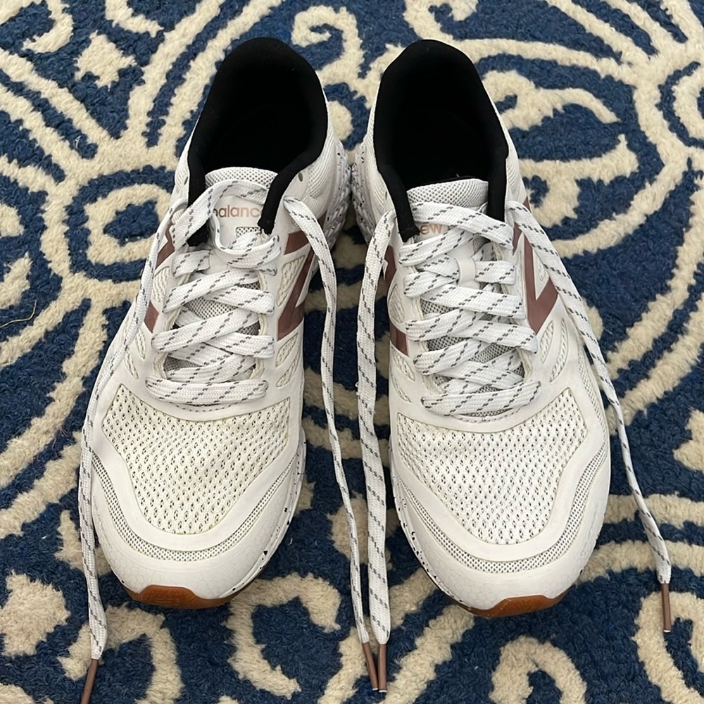 NEW BALANCE GOBI FRESH FOAM SNEAKERS $125 WORN ONCE! 6.5 WHITE ROSE GOLD
